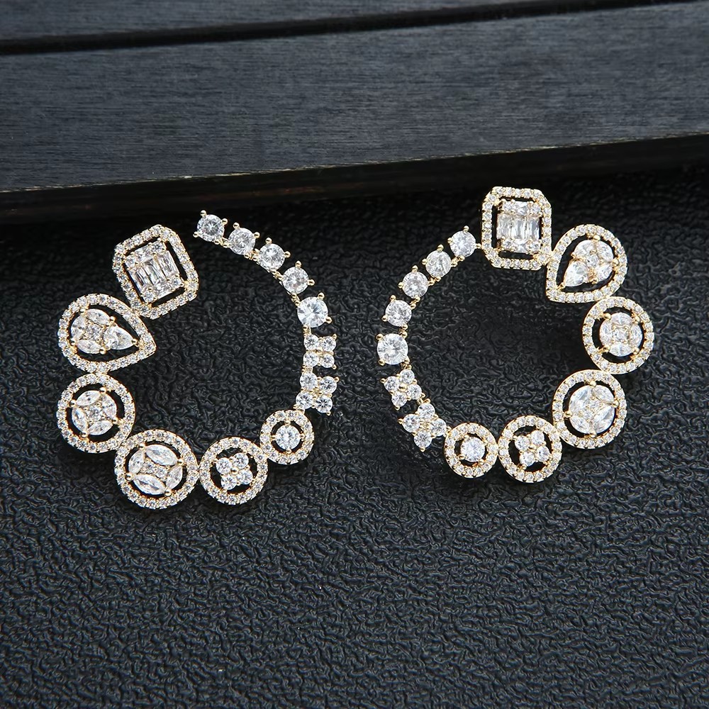 Women Accessories Dubai - Lüks Yuvarlak Saplama Küpe Kadınlar Için