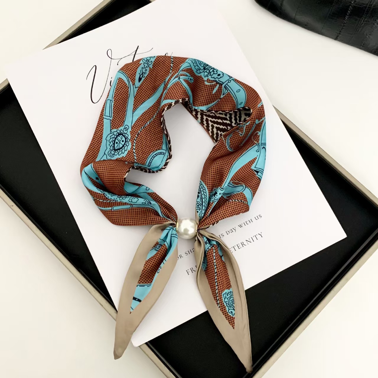 Silk Scarf Square - Kore Tarzı Zarif Inci Manyetik Eşarp